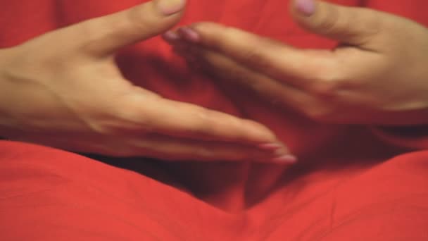 Femme Bouddhiste Robe Rouge Colorée Prépare Méditation Les Mains Croisées — Video