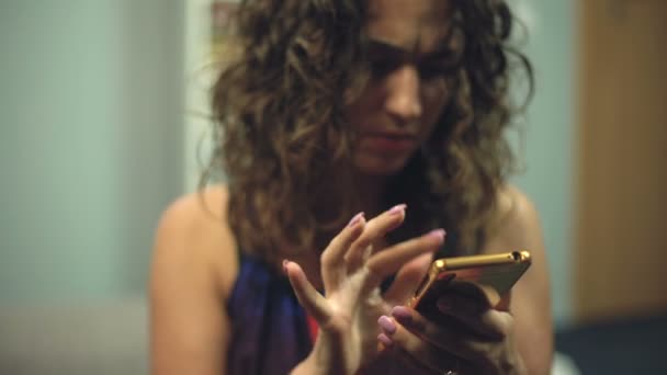 Порушена Жінка Шукає Щось Телефоні Намагаючись Знайти Мудру Медитації — стокове відео