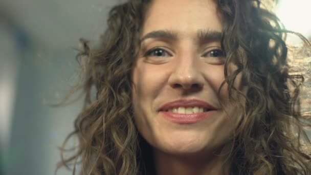 Closeup Mulher Bonita Feliz Sorrindo Para Câmera Olhando Direto Para — Vídeo de Stock