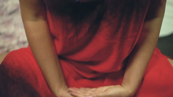 瞑想赤いローブの女性が突然見てカメラで目覚めの目を開く — ストック動画