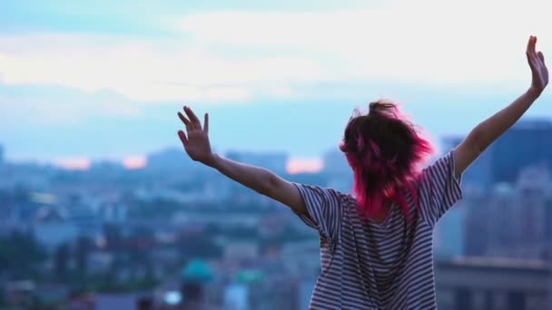Розовые Волосы Девушка Наслаждается Свободой Ветром Крыша Здания Города Мирная — стоковое видео