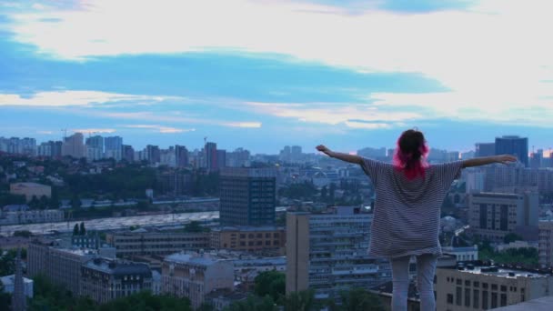 Молода Жінка Дивиться Міський Пейзаж Сутінках Рожеве Волосся Підліток Даху — стокове відео