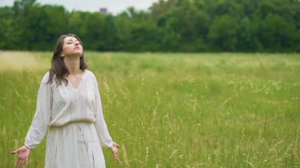 Vrouw Geniet Verbinding Met Open Handen Van Natuur Naar Tarweveld — Stockvideo