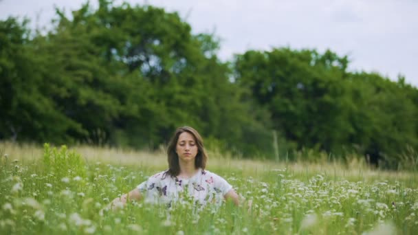 Giovane Donna Erba Verde Facendo Pratica Buddista Namaste Dopo Meditazione — Video Stock