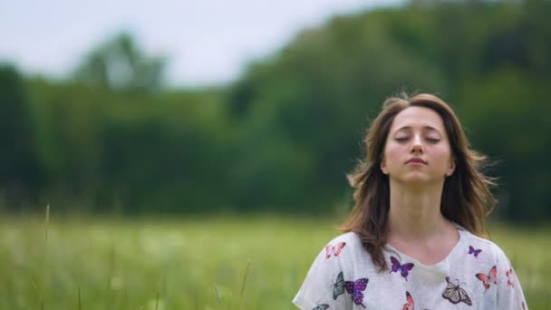 Mujer Joven Devota Sienta Con Los Ojos Cerrados Medita Aire — Vídeos de Stock