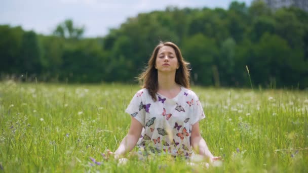 Einheit Mit Der Natur Junge Brünette Schließt Augen Und Meditiert — Stockvideo