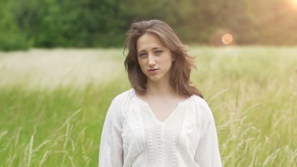 Junge Frau Blickt Kamera Zeitlupe Geschossen Natur Erinnerung Nach Der — Stockvideo