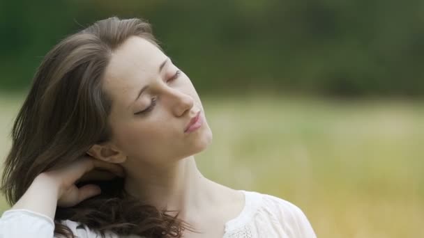 Morena Belleza Sensación Relajado Verde Campo Cerrado Ojos Peines Pelo — Vídeo de stock