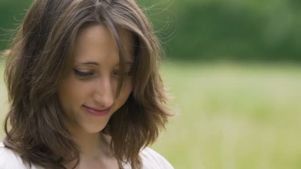 Schüchterne Schöne Junge Frau Mit Braunen Haaren Lächelt Und Schaut — Stockvideo