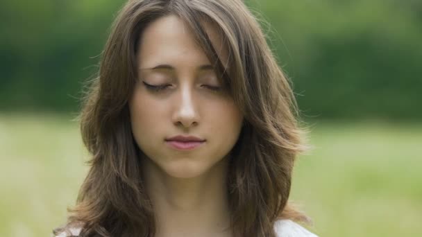 Mujer Hermosa Abre Sus Ojos Retrato Mujer Después Meditación Mira — Vídeo de stock