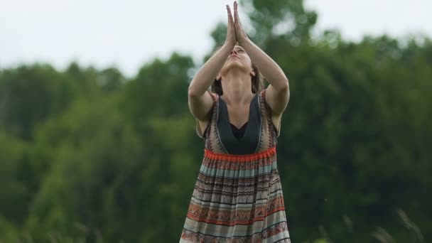 女性太陽に手を上げる 神の儀式を求めて 神に回答を求める — ストック動画