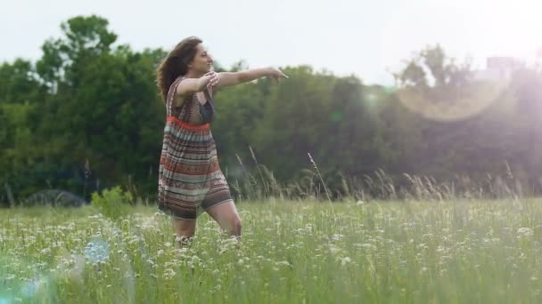 Frau Auf Dem Feld Tanzt Gerne Und Macht Improvisierte Bewegungen — Stockvideo