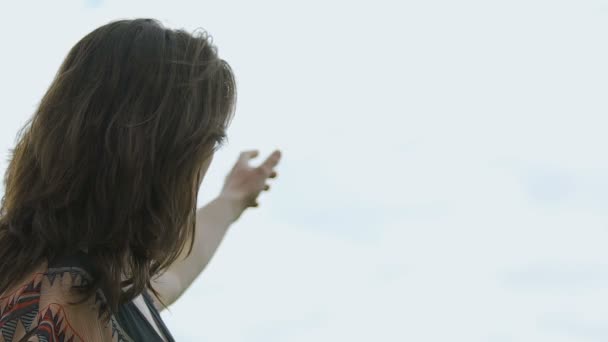 Lahi Cevap Yukarıdaki Gökyüzü Tanrı Kadın Ulaşan Kadın Işaret Istiyor — Stok video