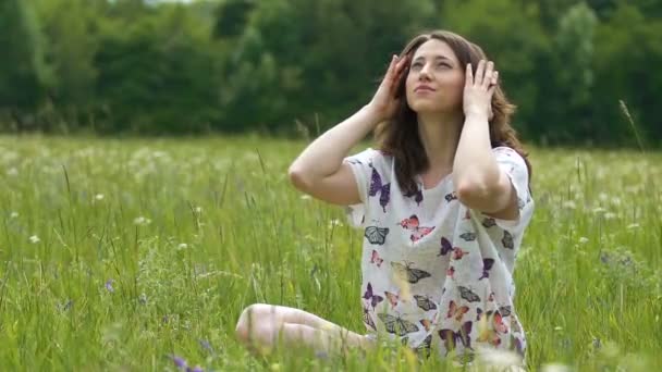 Женщина Траве Наслаждается Жизнью Глядя Небо Летом Радостная Леди Открытом — стоковое видео