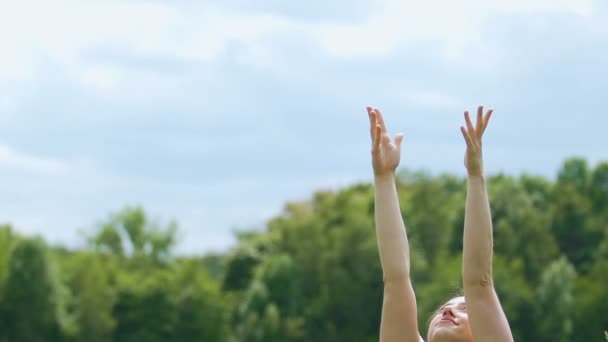 Guds Bön Med Sträckte Händerna Upp Himlen Kvinna Nature Frågar — Stockvideo