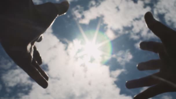 Mãos Sol Procura Deus Procura Resposta Nos Céus Acima Lentidão — Vídeo de Stock