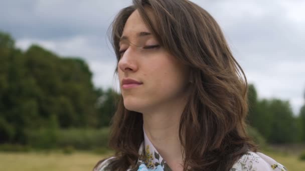 Meditación Aire Libre Mujer Joven Siente Unidad Con Naturaleza Del — Vídeos de Stock