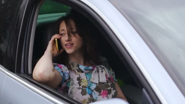 高級自信を持って女性の座っている携帯電話を使用している人に話して車で見下すような女性 — ストック動画