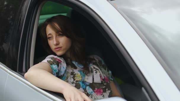 自信严肃的女人坐在汽车乘客的地方 昂贵的豪华驾驶 — 图库视频影像
