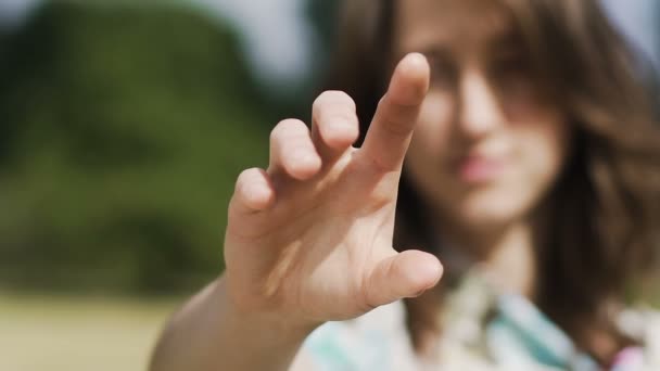 Vrouw Maakt Gebaar Van Jezus Zegen Bereikt Hand Religieuze Verplaatsen — Stockvideo