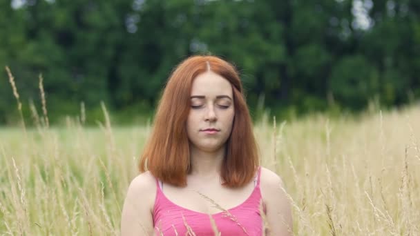 Mulher Meditando Zoom Livre Fêmea Com Olhos Fechados Unidade Templo — Vídeo de Stock