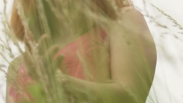 穏やかな赤髪の女性に触れる小麦ライ麦作物を屋外 遅い深刻な女性の顔 — ストック動画
