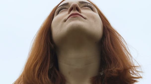 Mulher Abençoada Olha Para Céu Luz Deus Acima Cabeça Fêmea — Vídeo de Stock