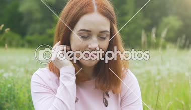 Utangaç güzel kadın yaz alan, kırmızı saçlı kadın havada arar