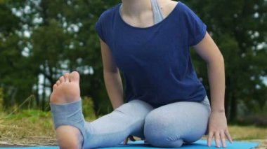 Açık havada, mindere hamstring streç gösterilen aşağı bükme yogi poz asana düzeltmek