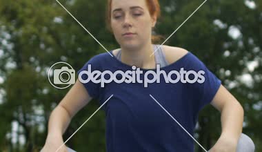 İleri, park asana yogi bükme kelebek pozisyonda bacaklar kadın uzanır