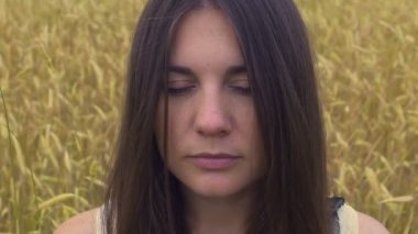 Kapalı gözlerle rahat kadın buğday alanında, meditasyon açık bellek durumda