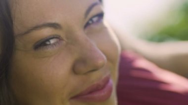 Kadın yüzü gülen yakın çekim kamera, hayatı, Bayan an zevk görünüyor