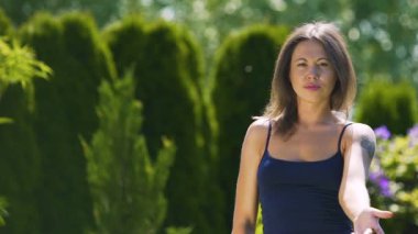 Kadın ulaşır el sunmaktadır yardım, katılmak sorar yerleştirmek için reklam metni, topluluk kulübü