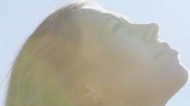 Güzel Bayan gökyüzünü Allah mümin dua, tutkulu hayalperest ilahi ışık görünüyor