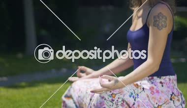Dövmeli güzel kadın derinden açık havada park meditasyon lotus poz oturur