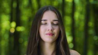 Rüya Bayan gözleri ile kapalı, ormandaki kadın açık havada meditasyon, vınlamak dışarı