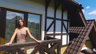 Kendine güvenen kadın ayakta onu balkon hava atış, yavaş, sakin lady