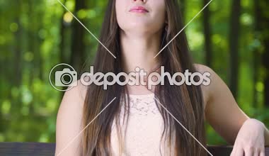 Kadın bankta rüya görünüyor, kuşlar için dinleme bağlantı doğaya, hissediyor