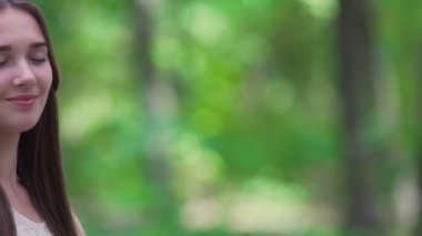 Bayan açık havada gülümseyen göz kamera tava, hayatta mutluluk kadın aşk sevinci açar