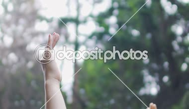 Mutlu kadın derin doğa ile bağlı birlik ormanda açık havada gülümseyen hisseder