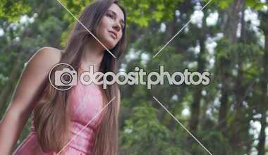 Kırmızı elbiseli güzel genç bayan, açık havada, esmer erkek Ormanda yürür