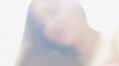 Güneş ışınları, ufuk yüz, kadın güzel saç yavaş hareket Bayan Güzellik gülümseyerek.