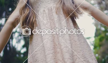 Elbiseli kadın biraz Tanrı enerji akışı açık uygulaması yoluyla duygu eller yükseltir