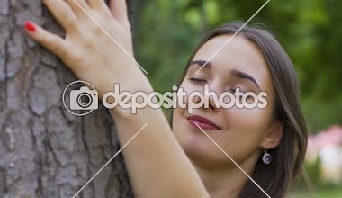 Genç güzel kadın ağaç, sevgi doğa, duygu barış ve birlik okşadı