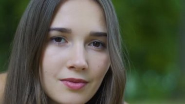 Ciddi kadın yakın çekim dolly, açık havada, kamera yavaş güzel kadın göz vurdu