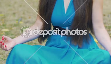 Gyan mudra içinde açık havada eller lotus poz kapalı gözlerle meditasyon kadın