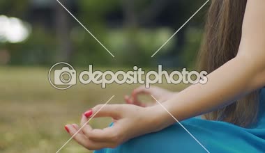 İç tapınak yüz kapalı gözlerle, zen kadında kadar meditasyon el poz