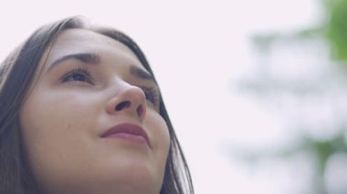 Kadın açık havada, ağır çekim Kadın bak geleceğe hoş neşeli görünümünü sakin