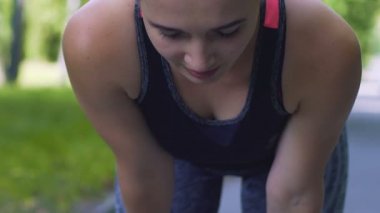 Yorgun kadın bükülmüş, uzun vadede, kadın runner eğitim sırasında durdu sonra dinlenme