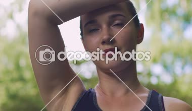 Kadın ter açık havada park ağır çekimde egzersiz sonra güzel Bayan mendil